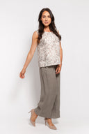 Zebra print sleeveless tank top for women paired with taupe linen wide-leg pants. A stylish and breathable outfit, perfect for casual wear, summer days, or elegant everyday looks.