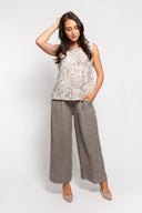 Zebra print sleeveless tank top for women paired with taupe linen wide-leg pants. A stylish and breathable outfit, perfect for casual wear, summer days, or elegant everyday looks.